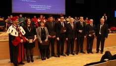 Uroczystość wręczenia Medali Primus Inter Pares w 2014 r. Laureaci Konkursu z Rektorem prof. Markiem Orkiszem, Przewodniczącym Rady Fundacji p. Romanem Krzystyniakiem i Wiceprzewodniczącym Rady Fundacji prof. Tadeuszem Markowskim, fot. M.Misiakiewicz