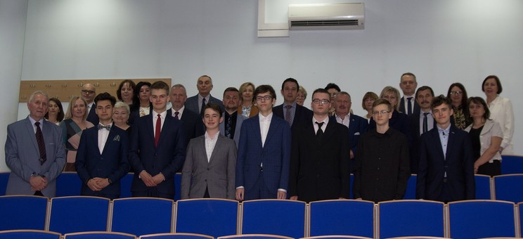 Uczestnicy wydarzenia z organizatorami Konkursu i przedstawicielami władz Wydziału Chemicznego, fot. R. Raus